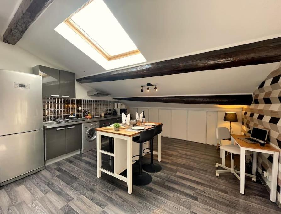 Charme Urbain Sous Les Toits-Terrasse/Clim/Parking Lägenhet Béziers Exteriör bild